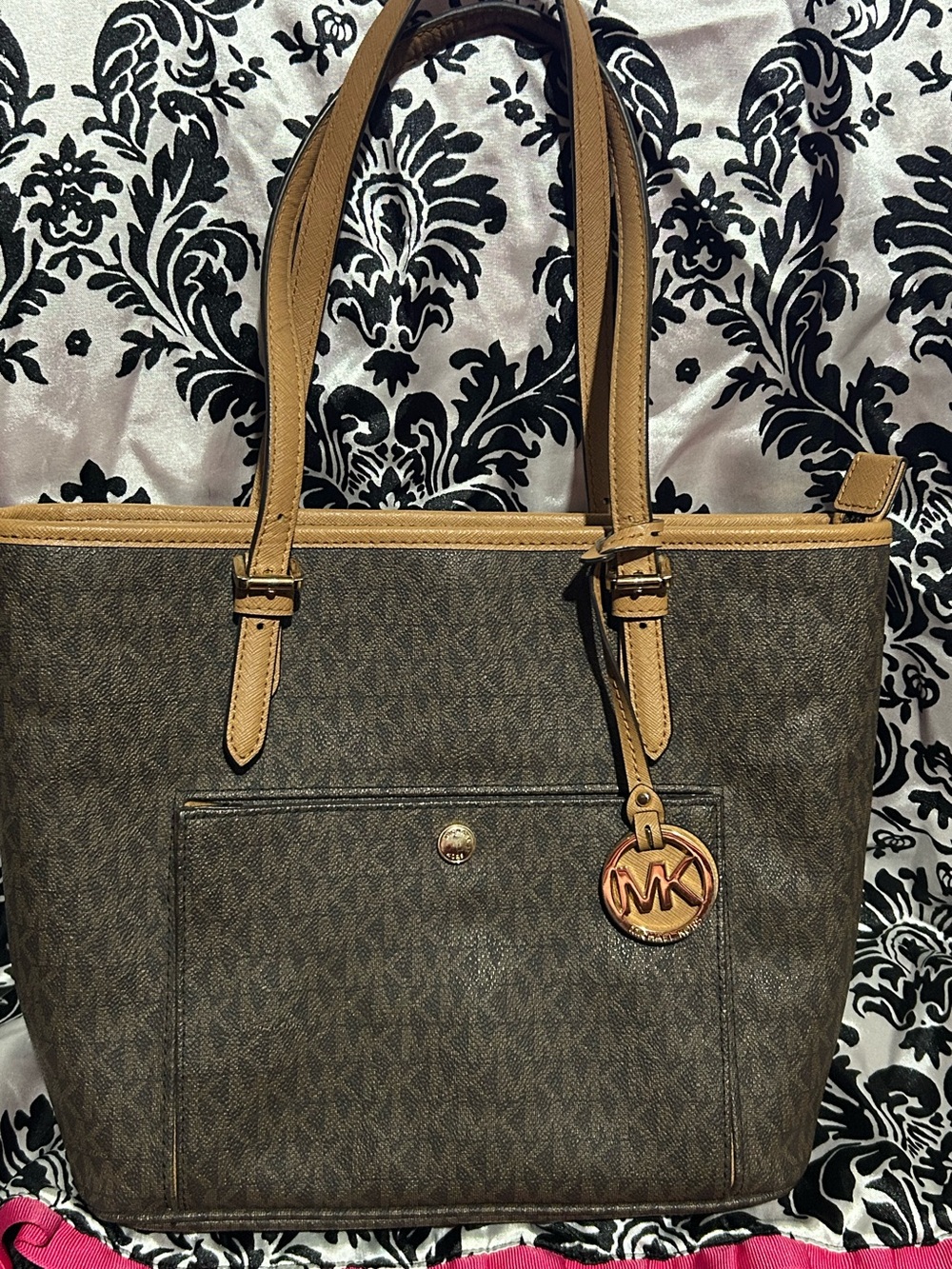 Authentic Michael Kors Retail Jet
Set Large Snap Pocket Tote - Brown
Monogram